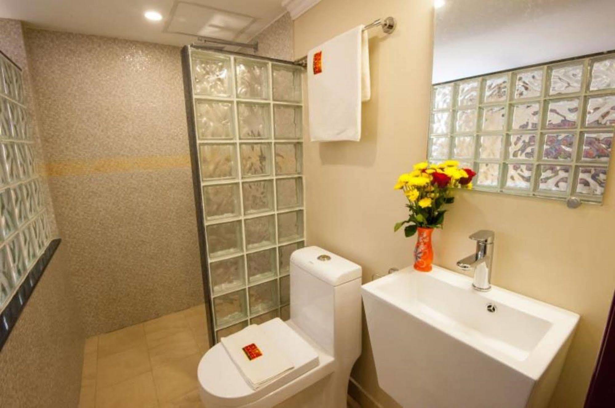 Bar Oz Riverside Guesthouse Phnom Penh Exterior foto