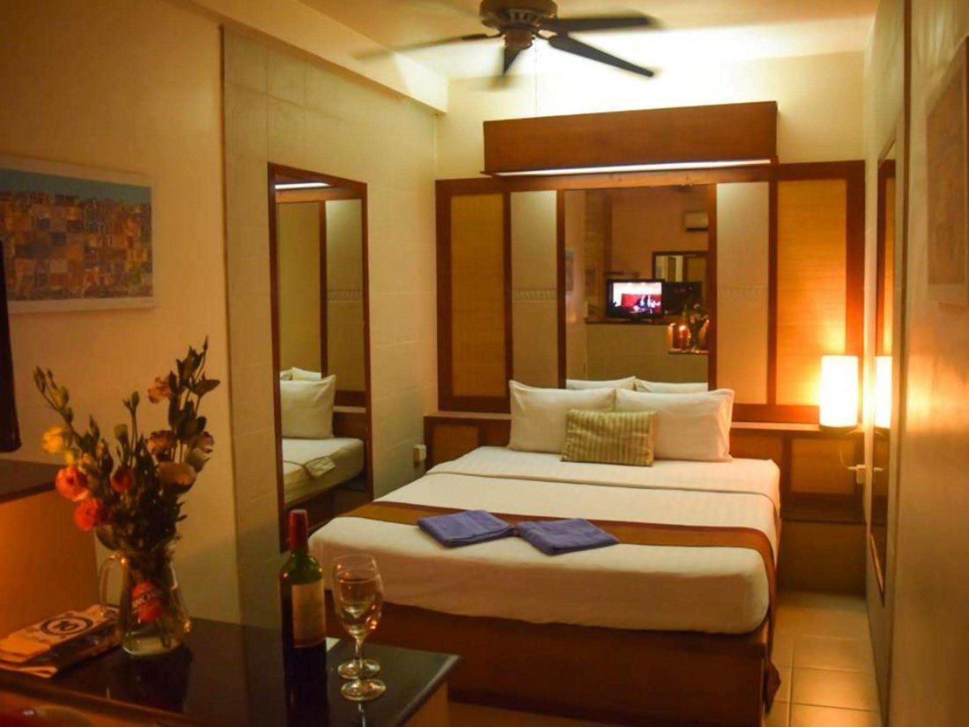 Bar Oz Riverside Guesthouse Phnom Penh Exterior foto