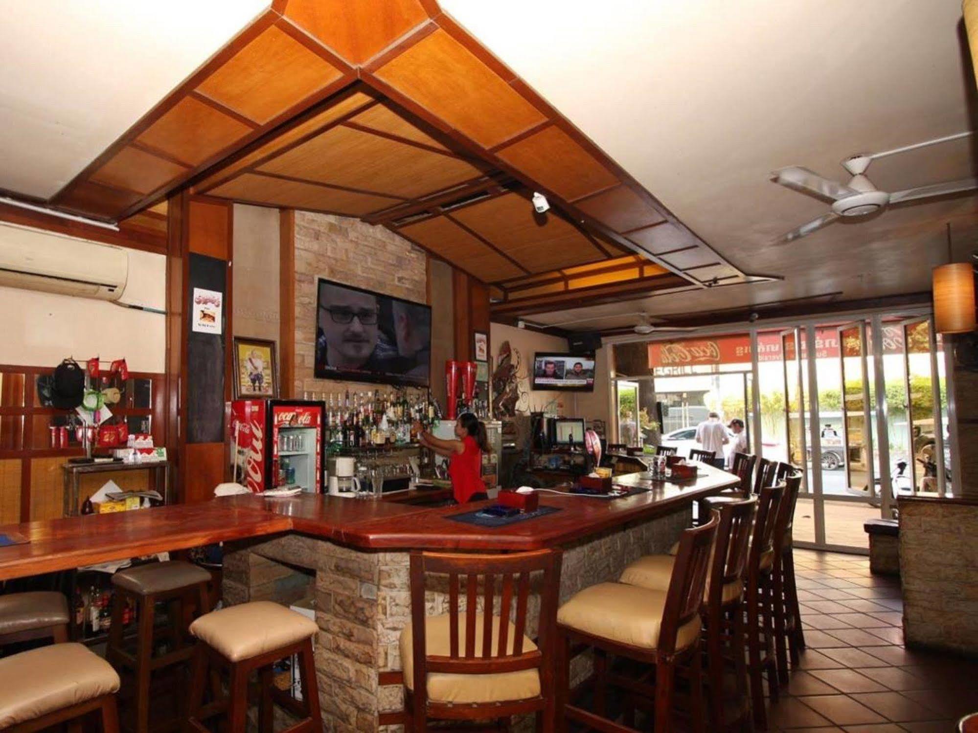 Bar Oz Riverside Guesthouse Phnom Penh Exterior foto